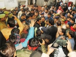 लखनऊ में अधिवक्ता की निर्मम हत्या, “भाई ने कहा, पुलिस की शह पर गांजा बेचने वाले ने ली जान, आक्रोशित वकीलों ने कोट रूम में शव रख किया प्रदर्शन” शिशिर त्रिपाठी की हत्या