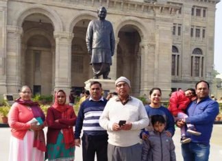 आम जनता के लिए खुले लोकभवन के दरवाजे, अटल बिहारी वाजपेयी की मूर्ति करीब से देखने पहुंचे लोग, सेल्फी भी ली लोकभवन