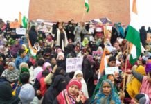 लखनऊ: घंटाघर पर CAA-NRC के खिलाफ प्रदर्शनकारी महिलाओं को पुलिस का नोटिस, खाली करें स्थान वरना होगी कार्रवाई पुलिस का नोटिस