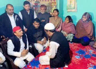 CAA के खिलाफ हिंसक प्रदर्शन में जान गवांने वाले वकील के परिजनों से मिलकर अखिलेश ने की नौकरी व जांच की मांग वकील अहमद
