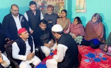 CAA के खिलाफ हिंसक प्रदर्शन में जान गवांने वाले वकील के परिजनों से मिलकर अखिलेश ने की नौकरी व जांच की मांग वकील अहमद