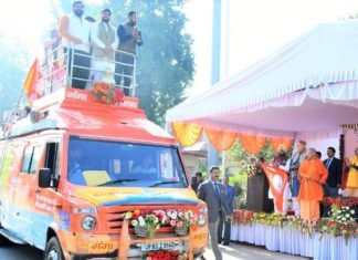 गंगा यात्रा को हरी झंडी दिखाकर बोले योगी, मां गंगा हमारी आस्था-अर्थव्यवस्था दोनों गंगा यात्रा
