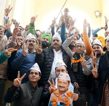 दिल्ली की जीत पर लखनऊ में AAP ने मनाया जश्न, हनुमान मंदिर व महात्मा गांधी को भी नहीं भूले नेता-कार्यकर्ता दिल्ली की जीत