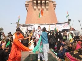 घंटाघर पर प्रदर्शन