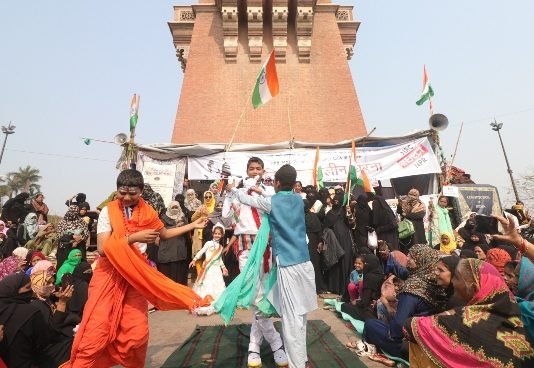 घंटाघर पर CAA-NRC के खिलाफ प्रदर्शन कर रहे 21 नामजद महिला-पुरुष समेत सैंकड़ों के खिलाफ इंस्पेक्टर ने दर्ज कराया मुकदमा घंटाघर पर प्रदर्शन