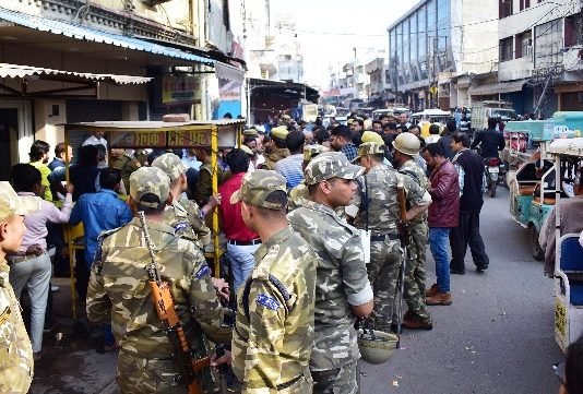 चौक में गुटखा एजेंसी पर बदमाशों का धावा, कर्मचारी की हत्या कर लूटे लाखों, घिरने पर फायरिंग कर हुए फरार कमचारी की हत्या कर लूट