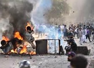 दिल्ली के कई इलाकों में हिंसा जारी, अब तक 13 की मौत, दंगाइयों को देखते ही गोली मारने के आदेश सात की मौत