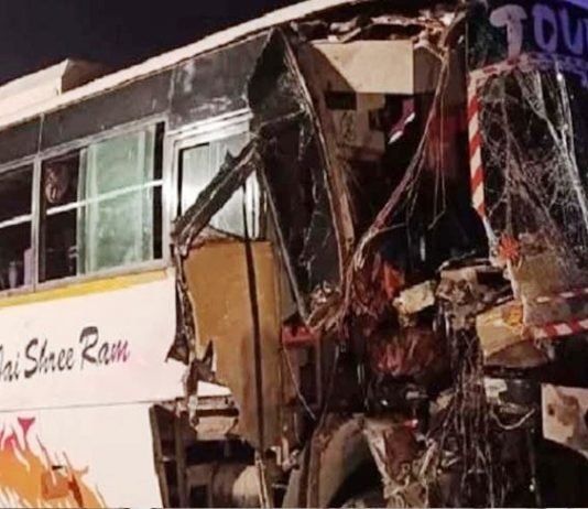 लखनऊ-आगरा एक्सप्रेस-वे पर बड़ा हादस, ट्राला से टकराई बस, 14 की मौत 40 घायल बस के ट्राला