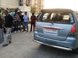 लखनऊ: दो घंटें में दूसरी दुस्साहसिक हत्या, अब गोमतीनगर में अपार्टमेंट के गेट पर इनोवा सवार छात्र को चाकू से गोदकर मार डाला, CCTV में कैद हुई वारदात अलकनंदा अपार्टमेंट