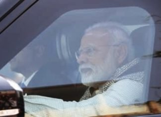 वाराणसी में सपा कार्यकर्ता ने पीएम मोदी को दिखाया काला झंडा, गिरफ्तार अजय फौजी