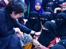 आजमगढ़ में महिलाओं ने सुनाई पुलिसिया बर्बरता की कहानी तो बोलीं प्रियंका, ये देश व संविधान बचाने की लड़ाई, हम भी नहीं हटेंगे इंच भर पीछे देश व संविधान
