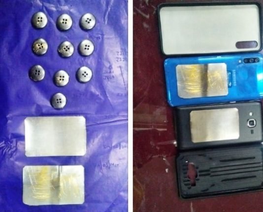 बैंकॉक के रास्ते सोना ला रहे दो तस्कर एयरपोर्ट पर गिरफ्तार, एक ने पैंट में लगाई सोने की बटन, तो… सोने की तस्करी
