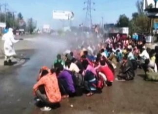 #Lockdown: प्रशासन का अमानवीय चेहरा आया सामने, बरेली पहुंचे मजदूरों पर किया गया डिसइंफेक्ट का छिड़काव, वीडियो वायरल डिसइंफेक्ट