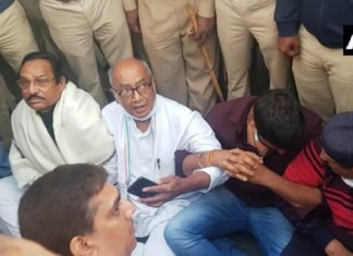 बागी विधायकों से मिलने बेंगलुरु पहुंचे दिग्विजय, पुलिस के मिलने से रोकने पर लगाएं आरोप दिग्विजय सिंह