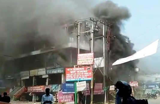 ACP ऑफिस की बिल्डिंग में लगी भीषण आग, छह दुकानें जली, बहुमंजिला इमारत में नहीं थे आग से निपटने के इंतजाम एसीपी ऑफिस