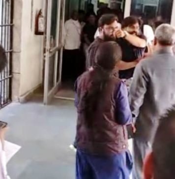 सीलिंग पर कार सर्विस सेंटर मालिक ने किया एलडीए में हंगामा, इंजीनियर पर लगाया पिक एंड चूज की कार्रवाई व अभद्रता का आरोप पिक एंड चूज