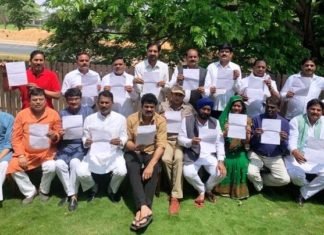 और मुश्किल हुई कमलनाथ सरकार की राह, सिंधिया के बाद छह मंत्रियों समेत 19 विधायकों ने भी दिया इस्तीफा 19 विधायकों ने