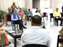 CM योगी का अधिकारियों को निर्देश, सुनिश्चित करें लॉकडाउन में कर्मचारियों का वेतन न काटें कंपनियां व संस्थान समीक्षा बैठक