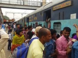 ट्रेने कैंसिल होने पर परेशान यात्री