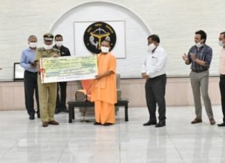 कोरोना के खिलाफ सड़क पर मोर्चा लेने वाली UP पुलिस ने अब CM कोविड फंड में दिए 20 करोड़, DGP ने सौंपा मुख्यमंत्री को चेक यूपी पुलिस 20 करोड़