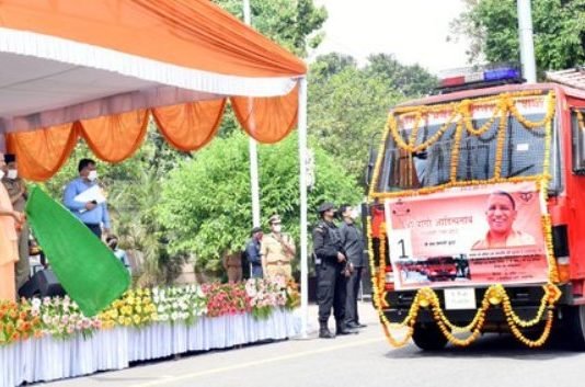 56 सैनिटाइजर वाहनों को हरी झंडी दिखाकर बोले योगी, शहरों के साथ गांवों में भी होगा सैनिटाइजेशन फायर टेंडर