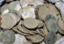 लॉकडाउन में क्रिकेट खेल रहे, बच्चों को मिला चांदी के सिक्कों से भरा गागर चांदी के सिक्के