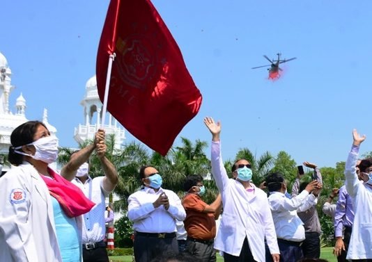 कोरोना योद्धाओं के सम्मान में वायुसेना ने KGMU के डॉक्टर-मेडिकल स्टाफ पर हेलीकॉप्टर से बरसाए फूल केजीएमयू पर पुष्पवर्षा
