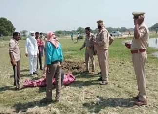 अर्द्धनग्‍न अवस्‍था में धड़