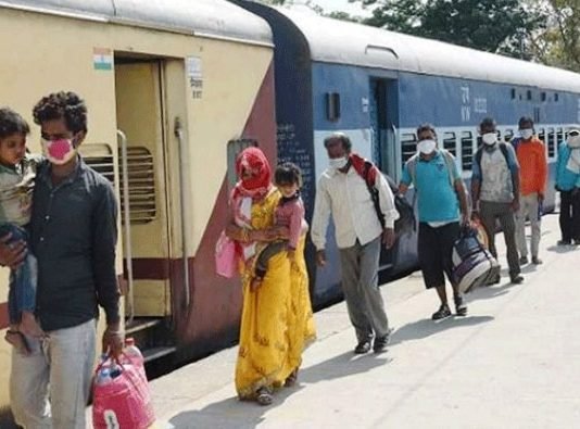 रेलवे की बड़ी लापरवाही, मुंबई से गोरखपुर के लिए निकली ट्रेन पहुंच गई ओडिशा, भड़के यात्री रेलवे की लापरवाही