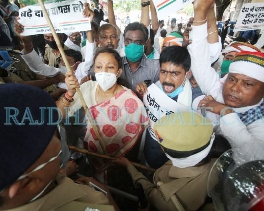पेट्रोल-डीजल के दामों में बढ़ोतरी के विरोध में बैलगाड़ी लेकर सड़क पर उतरी कांग्रेस ने किया प्रदर्शन कांग्रेस बैलगाड़ी