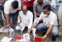 सैनिकों की शहादत के विरोध में लखनऊ में व्यापारियों ने जलाया चीन का झंडा व राष्ट्रपति का पोस्टर, चाइनीज सामान नहीं बेचने का भी लिया संकल्प आक्रोशित व्यारपारी
