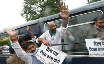 पेट्रोल-डीजल के दाम में बढ़ोतरी के विरोध में लल्लू ने कांग्रेस कार्यकर्ताओं के साथ खीची इक्का गाड़ी, बस में ठूंसकर ले गयी पुलिस इक्का गाड़ी