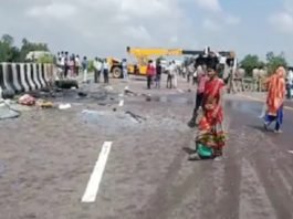 तेज रफ्तार बस पलटी