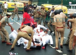 पेट्रोल-डीजल के दाम कम करने की मांग को लेकर विधानसभा के सामने प्रदर्शन कर रहे सपा कार्यकर्ताओं पर लाठीचार्ज, गिरफ्तार, देखें Video सपा कार्यकर्ताओं पर लाठीचार्ज