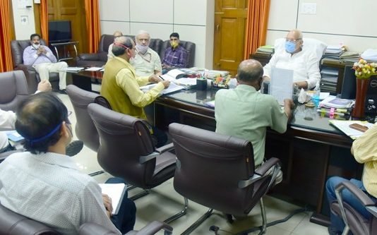 UP में टिड्डी दल से निपटने के लिए सूर्य प्रताप शाही ने बनाई रणनीति, अफसरों को दिए निर्देश टिड्डी दल