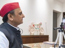 सपा नेताओं के जरिये अखिलेश ने जाना वाराणसी के बुनकर व मछुवारों का हाल बुनकर व मछुवारों का हाल