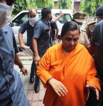 बाबरी विध्वंस मामले में CBI की विशेष अदालत में बयान दर्ज कराने पहुंची उमा भारती, खुद को बताया निर्दोष बाबरी विध्वंस