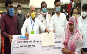 कानपुर मुठभेड़ में शहीद सिपाही के परिवार को योगी के मंत्री ने सौंपा एक करोड़ का चेक, पत्नी ने कहा, नहीं लगता कि विकास दुबे कभी जाएगा पकड़ा बिकरू गांव