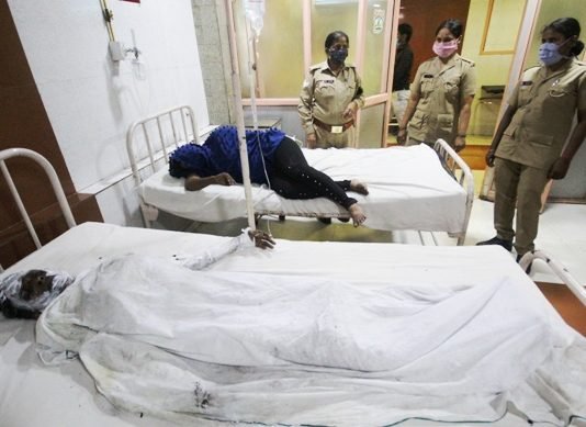 दर्दनाक: दबंगों व पुलिस से त्रस्त अमेठी की मां-बेटी ने CM कार्यालय के बाहर लगाई खुद को आग, हालत गंभीर अमेठी की मां बेटी