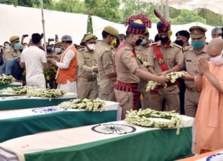 कानपुर: आठ शहीद पुलिसवालों को योगी ने दी श्रद्धांजलि, आश्रितों को एक-एक करोड़ की सहायता का ऐलान कर CM ने कहीं ये बातें गार्ड ऑफ ऑनर