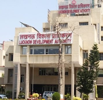 LDA के वित्त नियंत्रक पर लगा रिश्वतखोरी का आरोप, “ठेकेदार ने की शिकायत, घूस नहीं मिलने पर FC ने रोका प्रधानमंत्री आवास का भुगतान, सात महीने से काम बंद” एलडीए