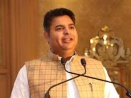 सपा का पलटवार, “अभिषेक मिश्रा बोले, लखनऊ से नोएडा तक मौजूद है प्रमाण, सत्ता में रहने पर मायावती लगवातीं हैं किसकी मूर्तियां लखनऊ से नोएडा