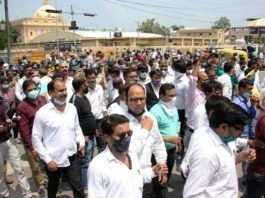 स्कूल फीस माफी को लेकर वकीलों ने विधानसभा के पास किया प्रदर्शन, ऑनलाइन पढ़ाई को बताया खानापूर्ति स्कूल फीस माफी