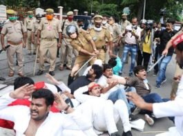 NEET व JEE की परीक्षा स्थगित करने कि मांग कर रहे सपाईयों पर राजभवन के पास लाठीचार्ज सपाईयों पर लाठीचार्ज
