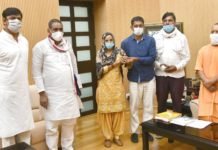 मुख्यमंत्री से मिले होनहार सुदीक्षा भाटी के माता-पिता, योगी ने कहा छात्रा के नाम पर बनेगा प्रेरणा स्थल व लाइब्रेरी प्रेरणा स्थल व लाइब्रेरी