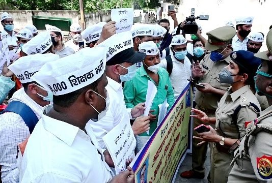 सहायक शिक्षक भर्ती: अभ्यर्थियों का बेसिक शिक्षा निदेशालय पर विरोध प्रदर्शन, पुलिस से झड़प व धक्का-मुक्की सहायक शिक्षक भर्ती