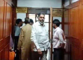 पत्नी के साथ LDA पहुंचे BSP सांसद अफजाल अंसारी, “कहा वैध तरीके से खरीदी जमीन, एलडीए से मकान का नक्शा भी कराया था पास बसपा सांसद अफजाल अंसारी