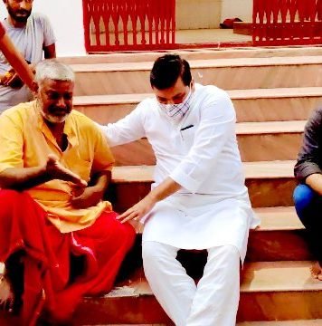 मंदिर परिसर में महिला की हत्या के बाद बेती गांव पहुंचे सांसद संजय सिंह ने कहा, योगीराज में आस्था के केंद्र भी सुरक्षित नहीं आस्था के केंद्र