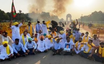 कृषि बिल के विरोध में इंडिया गेट पर फूंका गया ट्रैक्टर, पांच गिरफ्तार इंडिया गेट