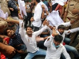 #17Baje17Minute: युवाओं के अभियान को मिला सपा का साथ, बेरोजगारी के खिलाफ भीख मांगकर जताया विरोध युवाओं के अभियान